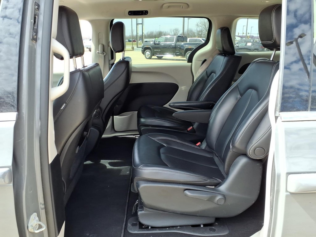 Chrysler Pacifica Vehicle Full-screen Gallery Image 16