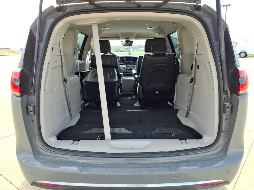 Chrysler Pacifica Vehicle Full-screen Gallery Image 18