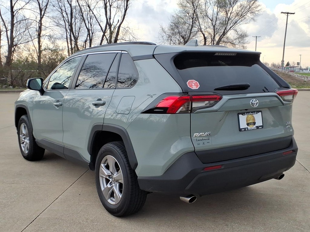 Toyota RAV4 Vehicle Full-screen Gallery Image 3