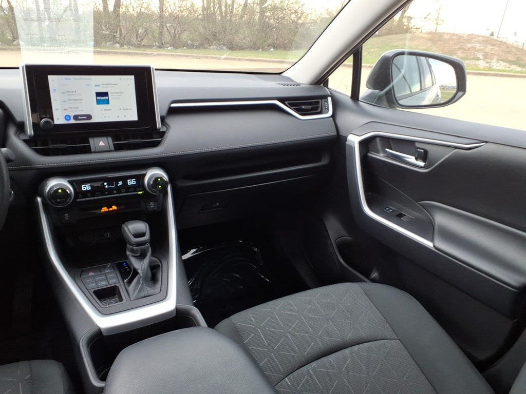 Toyota RAV4 Vehicle Full-screen Gallery Image 5