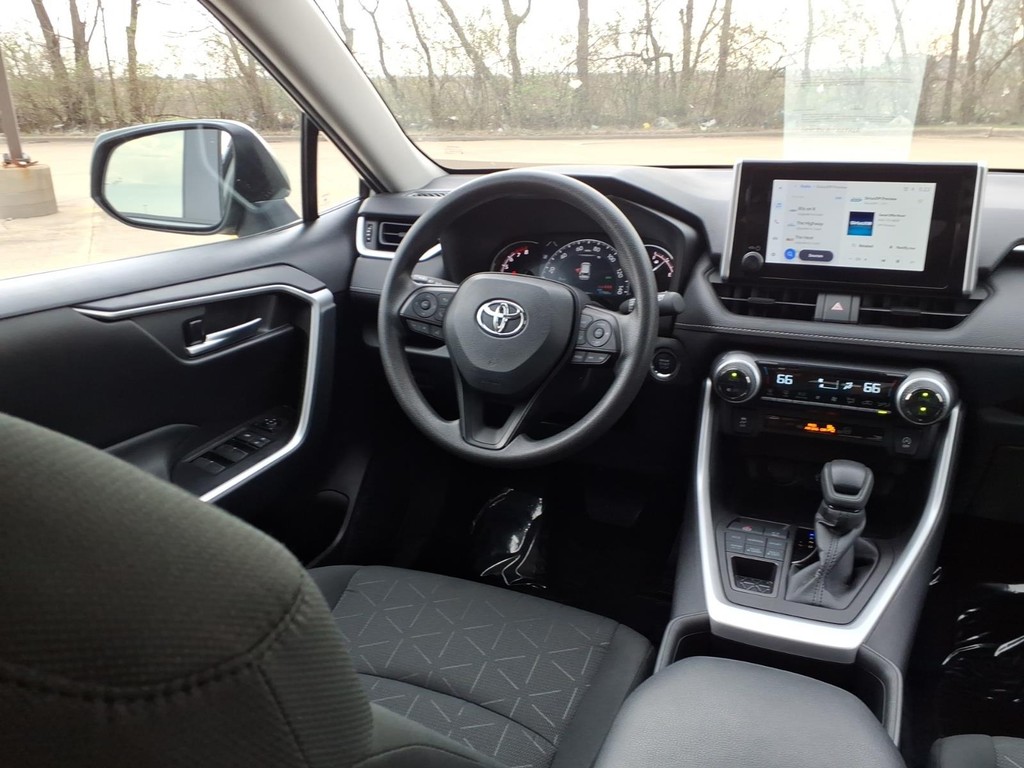 Toyota RAV4 Vehicle Full-screen Gallery Image 6