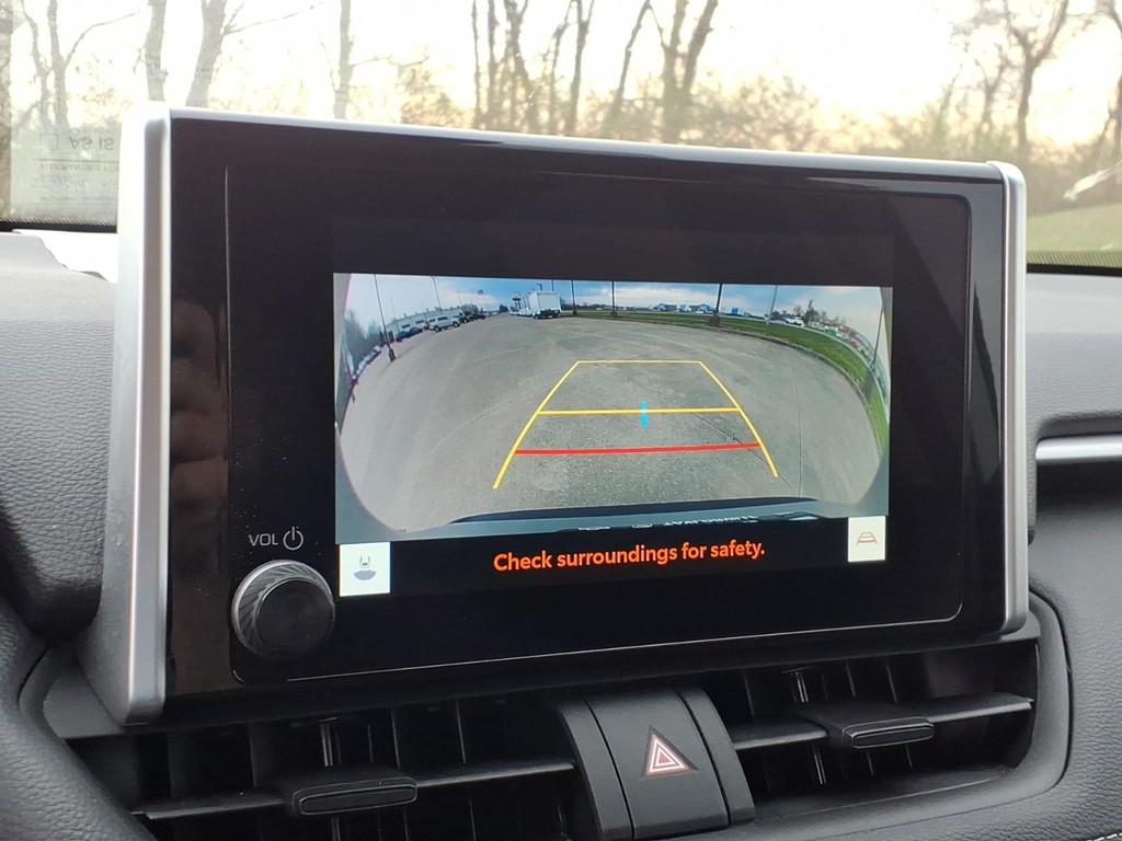 Toyota RAV4 Vehicle Full-screen Gallery Image 9