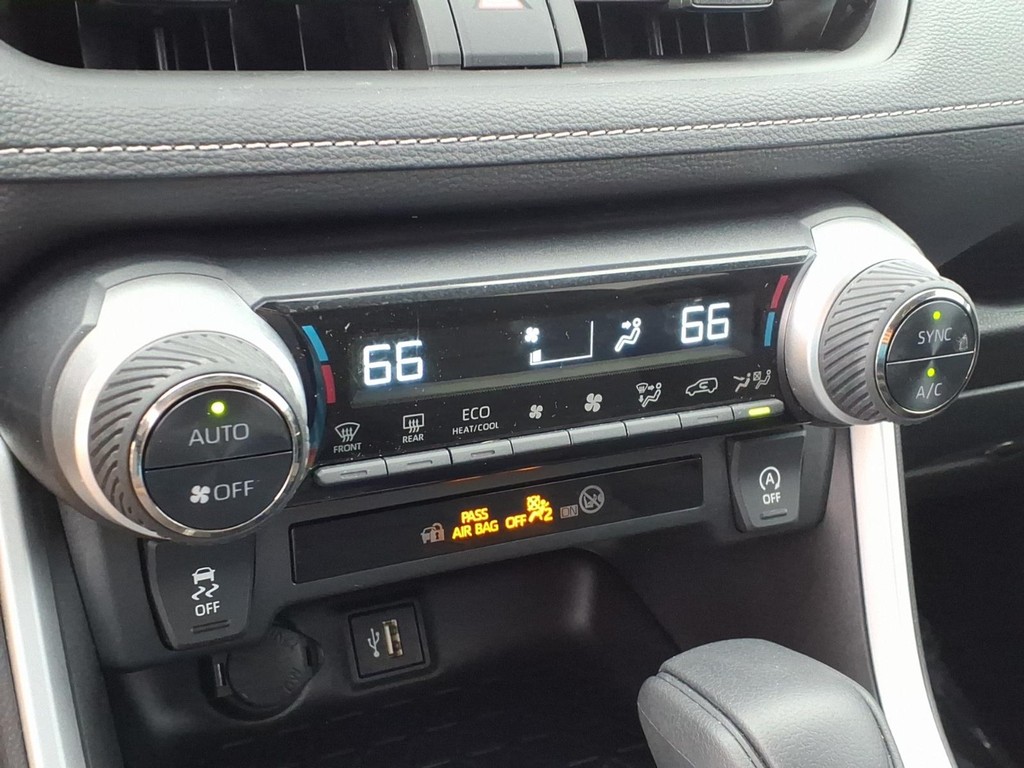 Toyota RAV4 Vehicle Full-screen Gallery Image 10