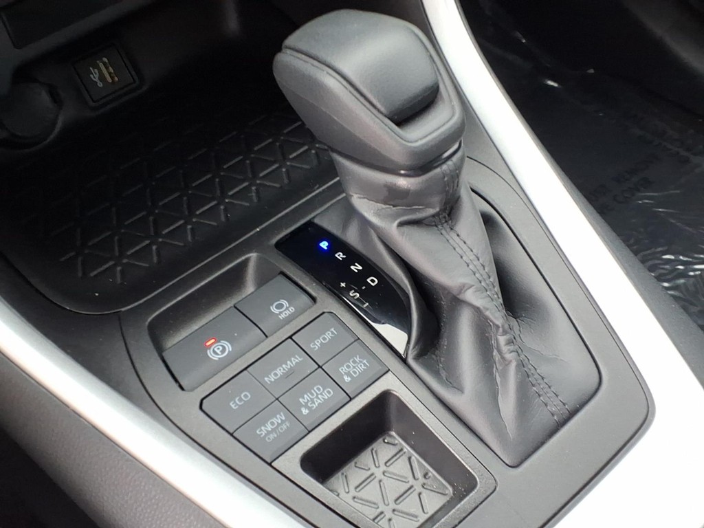 Toyota RAV4 Vehicle Full-screen Gallery Image 11