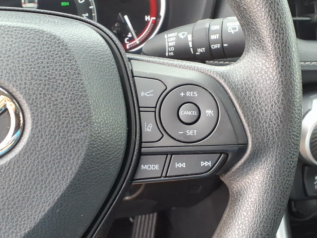 Toyota RAV4 Vehicle Full-screen Gallery Image 13