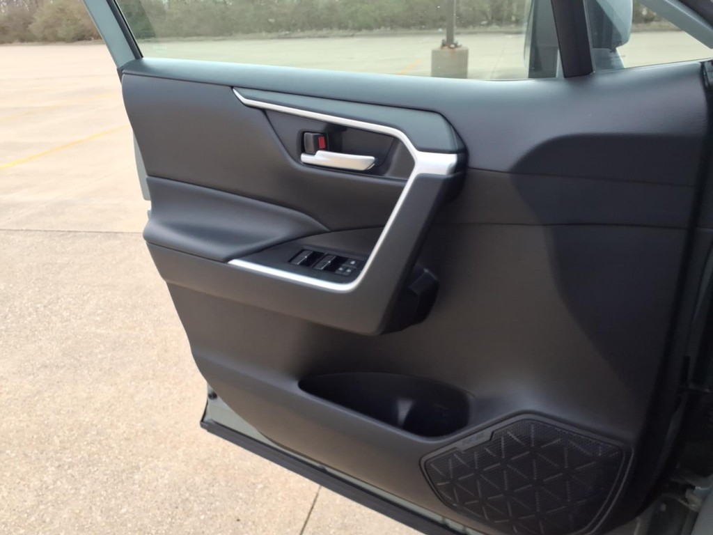 Toyota RAV4 Vehicle Full-screen Gallery Image 15