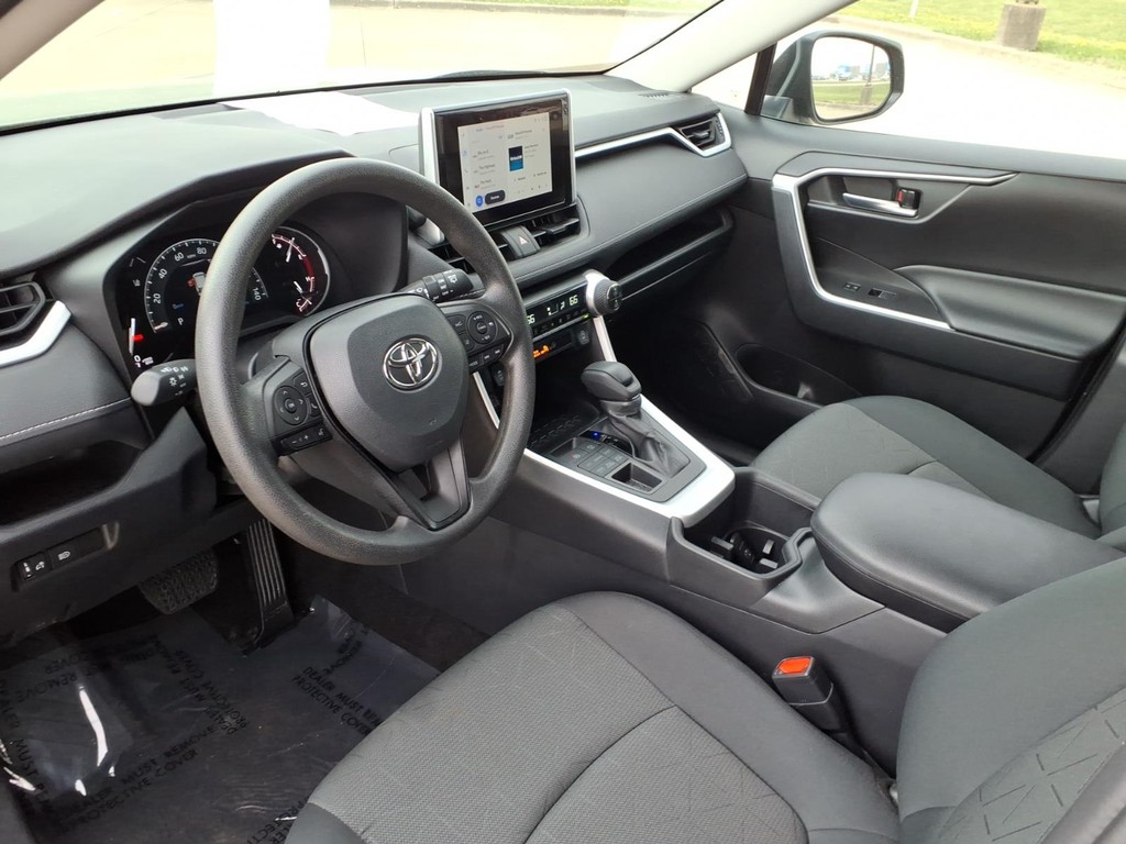 Toyota RAV4 Vehicle Full-screen Gallery Image 16