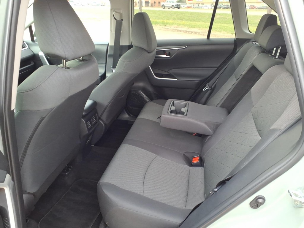 Toyota RAV4 Vehicle Full-screen Gallery Image 17