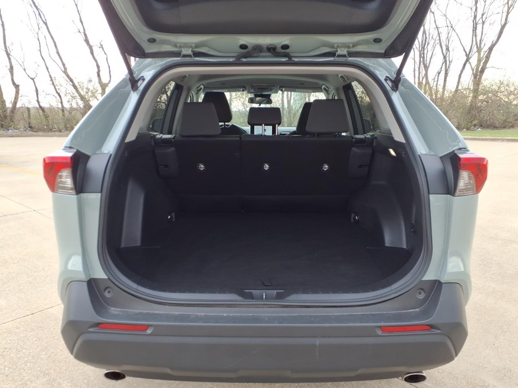 Toyota RAV4 Vehicle Full-screen Gallery Image 18