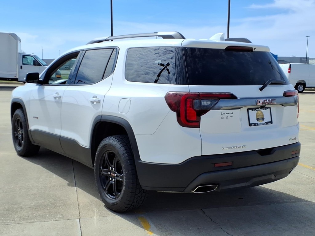 GMC Acadia Vehicle Full-screen Gallery Image 3