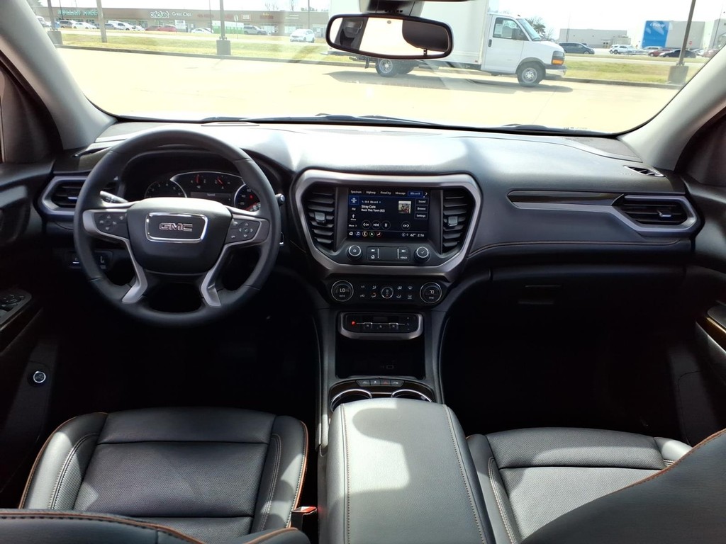 GMC Acadia Vehicle Full-screen Gallery Image 4