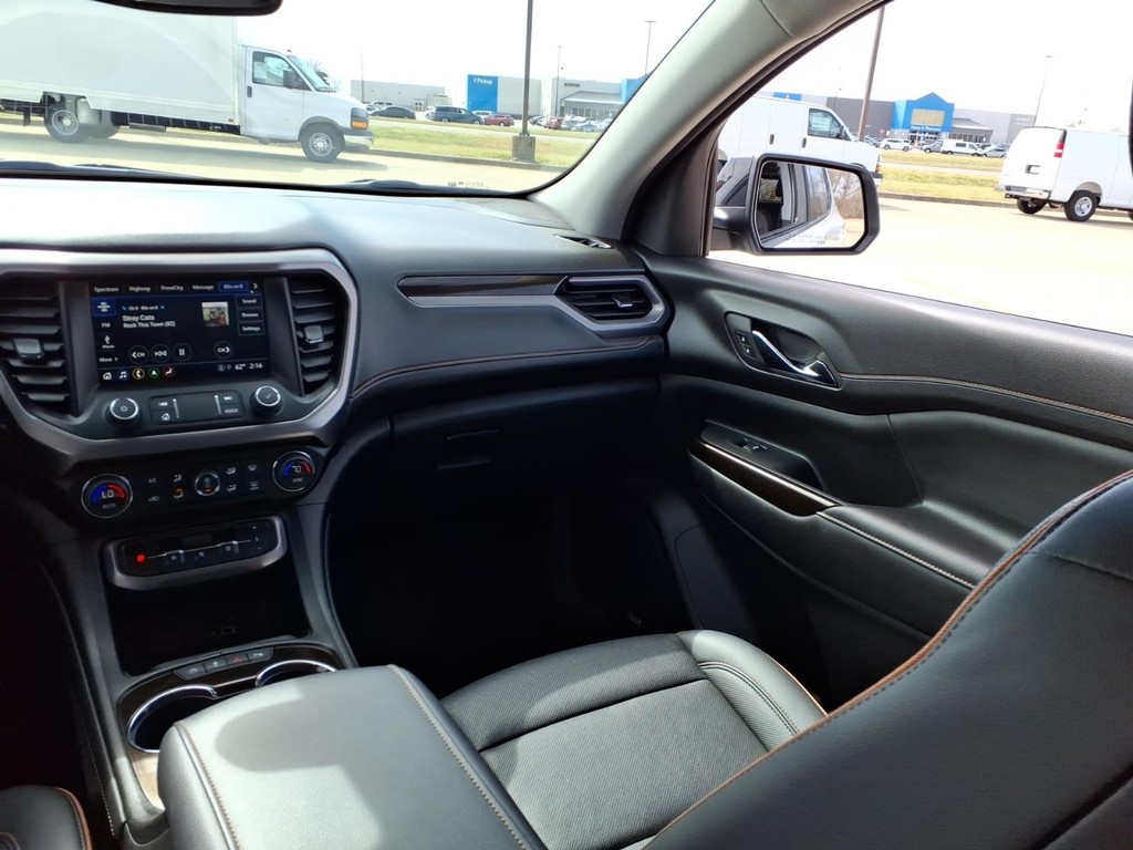 GMC Acadia Vehicle Full-screen Gallery Image 5