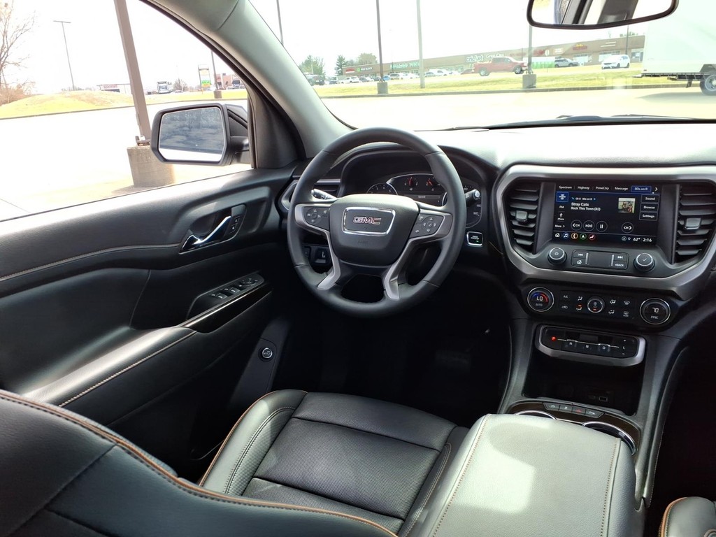 GMC Acadia Vehicle Full-screen Gallery Image 6