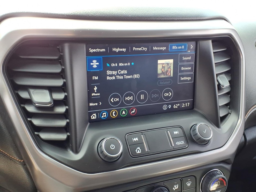 GMC Acadia Vehicle Full-screen Gallery Image 8