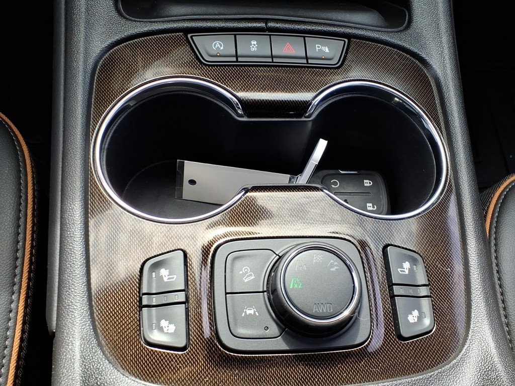 GMC Acadia Vehicle Full-screen Gallery Image 11