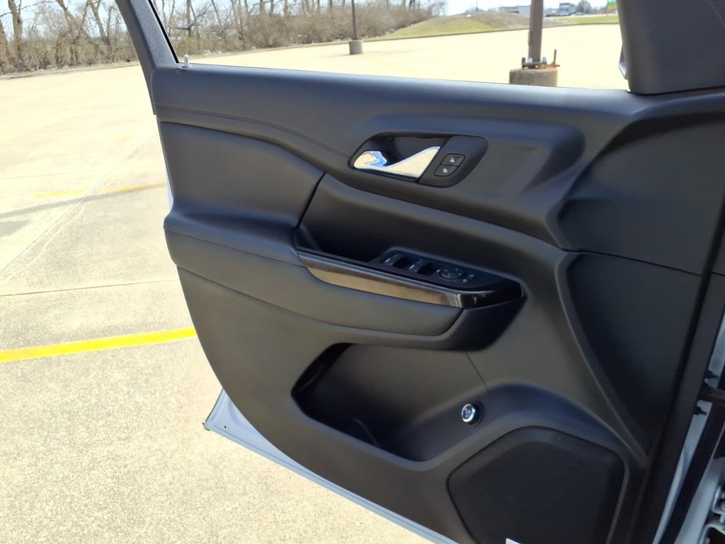 GMC Acadia Vehicle Full-screen Gallery Image 15