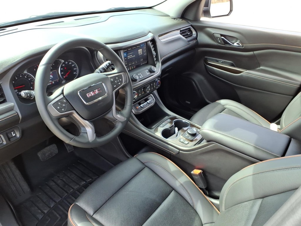 GMC Acadia Vehicle Full-screen Gallery Image 16