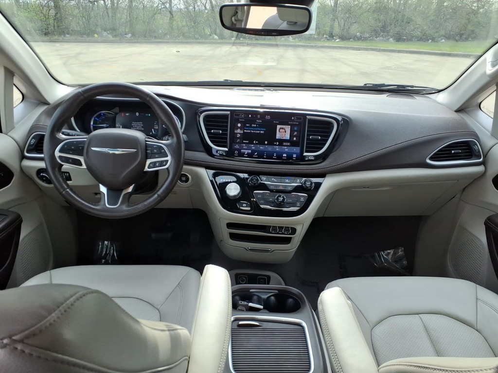 Chrysler Pacifica Vehicle Full-screen Gallery Image 4