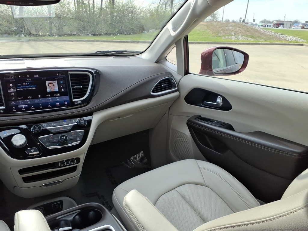 Chrysler Pacifica Vehicle Full-screen Gallery Image 5