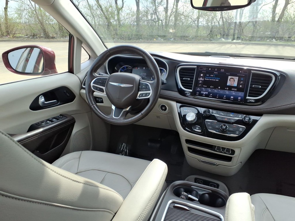 Chrysler Pacifica Vehicle Full-screen Gallery Image 6