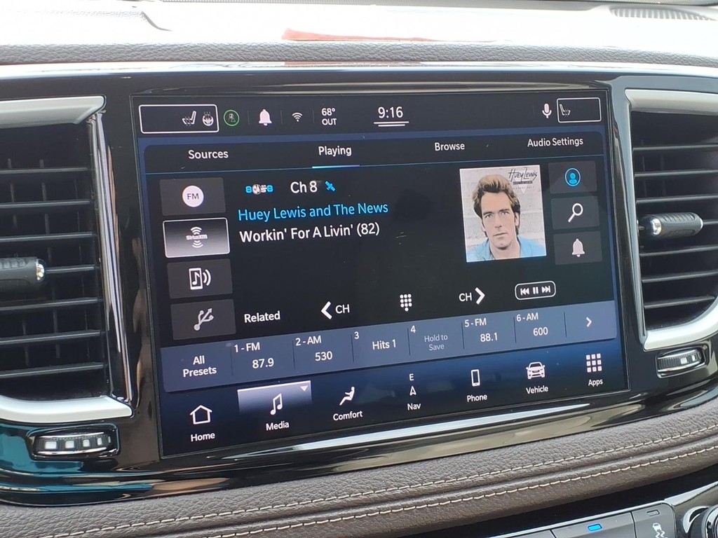 Chrysler Pacifica Vehicle Full-screen Gallery Image 8