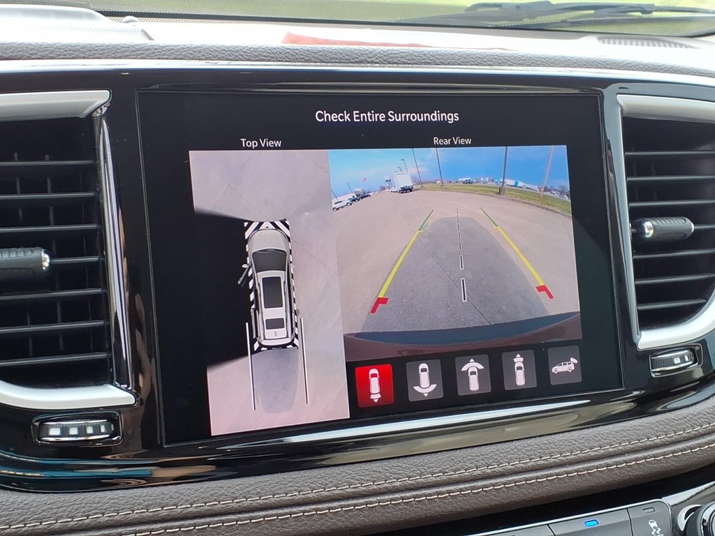 Chrysler Pacifica Vehicle Full-screen Gallery Image 9