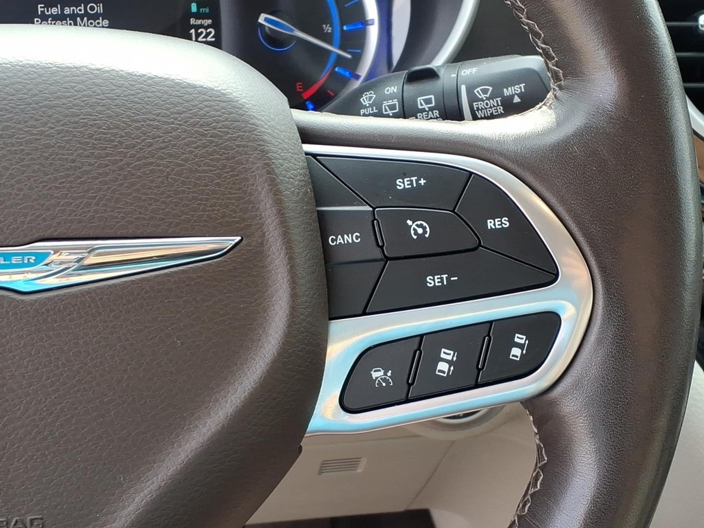 Chrysler Pacifica Vehicle Full-screen Gallery Image 12