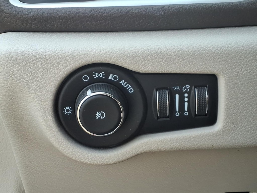 Chrysler Pacifica Vehicle Full-screen Gallery Image 14