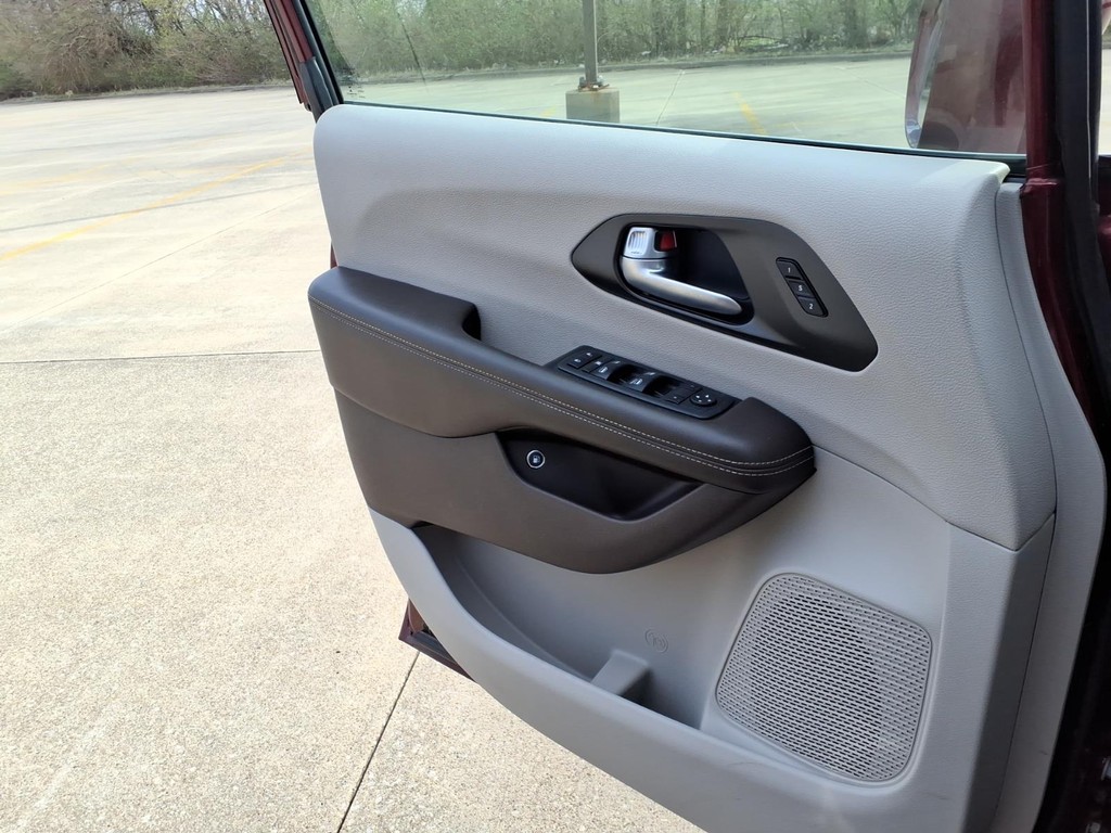 Chrysler Pacifica Vehicle Full-screen Gallery Image 15