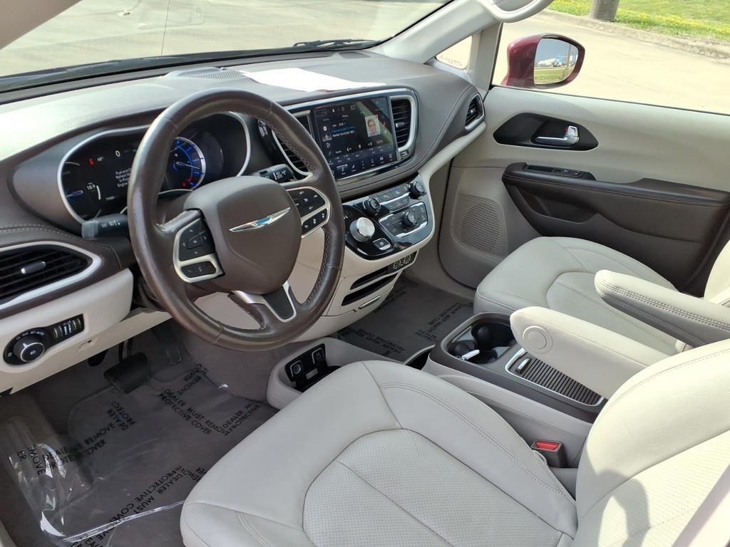 Chrysler Pacifica Vehicle Full-screen Gallery Image 16