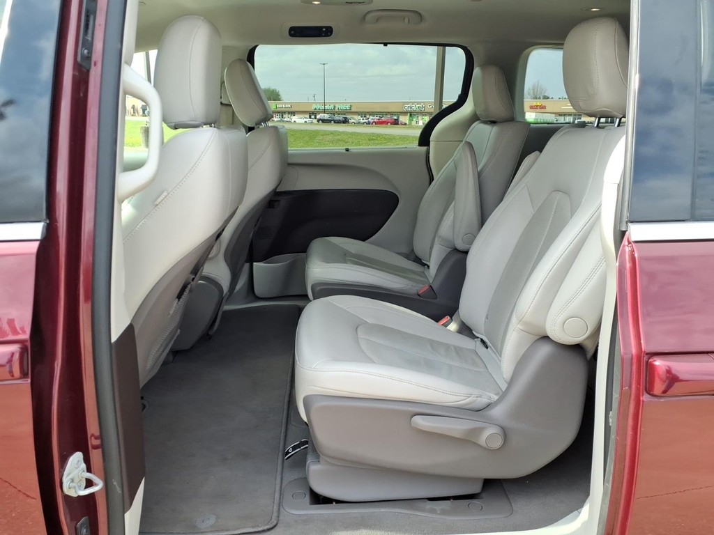 Chrysler Pacifica Vehicle Full-screen Gallery Image 17