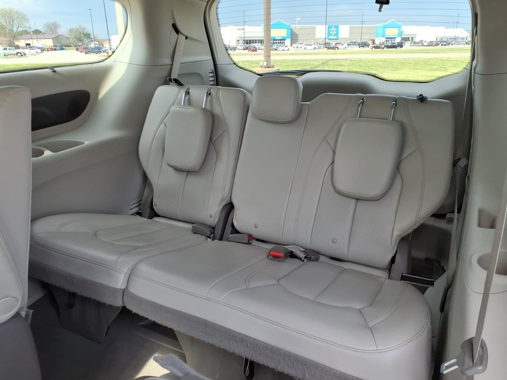 Chrysler Pacifica Vehicle Full-screen Gallery Image 18