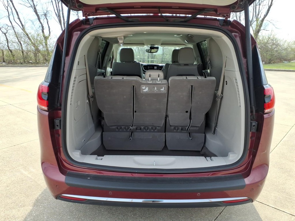 Chrysler Pacifica Vehicle Full-screen Gallery Image 19