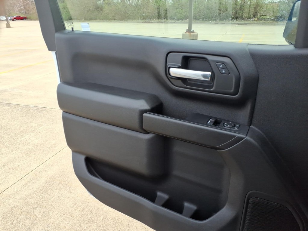 Chevrolet Silverado 1500 Vehicle Full-screen Gallery Image 12