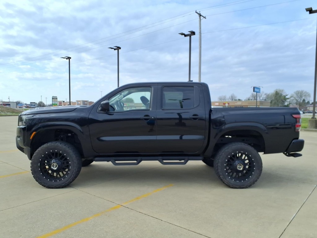 Nissan Frontier Vehicle Full-screen Gallery Image 2