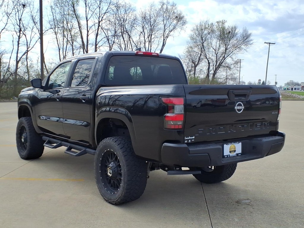 Nissan Frontier Vehicle Full-screen Gallery Image 3