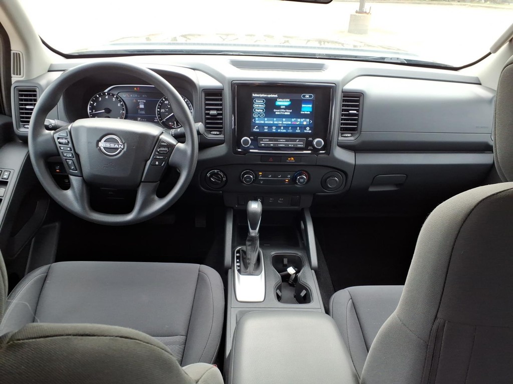 Nissan Frontier Vehicle Full-screen Gallery Image 4