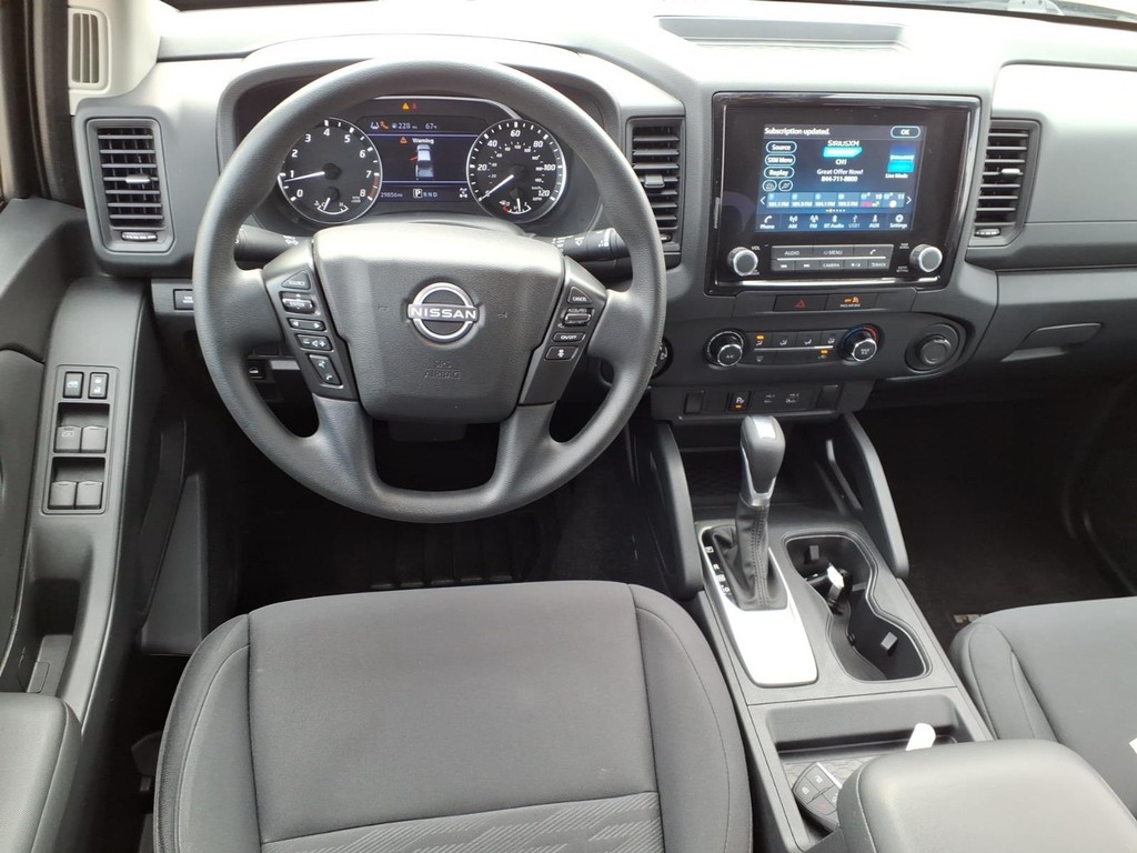 Nissan Frontier Vehicle Full-screen Gallery Image 5