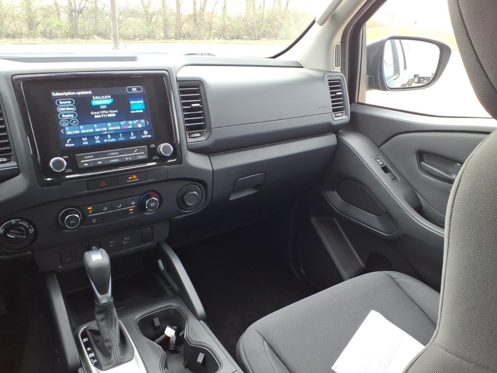 Nissan Frontier Vehicle Full-screen Gallery Image 6