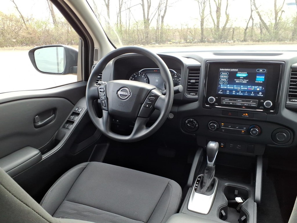 Nissan Frontier Vehicle Full-screen Gallery Image 7