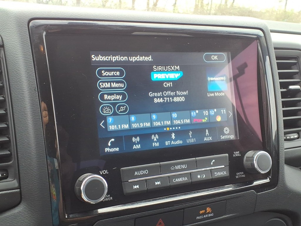 Nissan Frontier Vehicle Full-screen Gallery Image 8