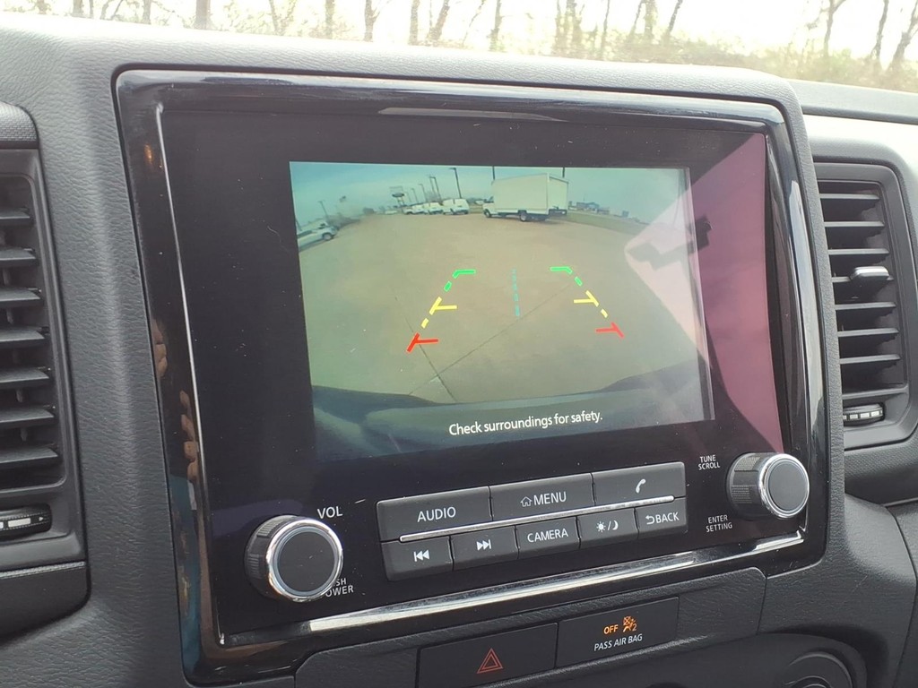 Nissan Frontier Vehicle Full-screen Gallery Image 9