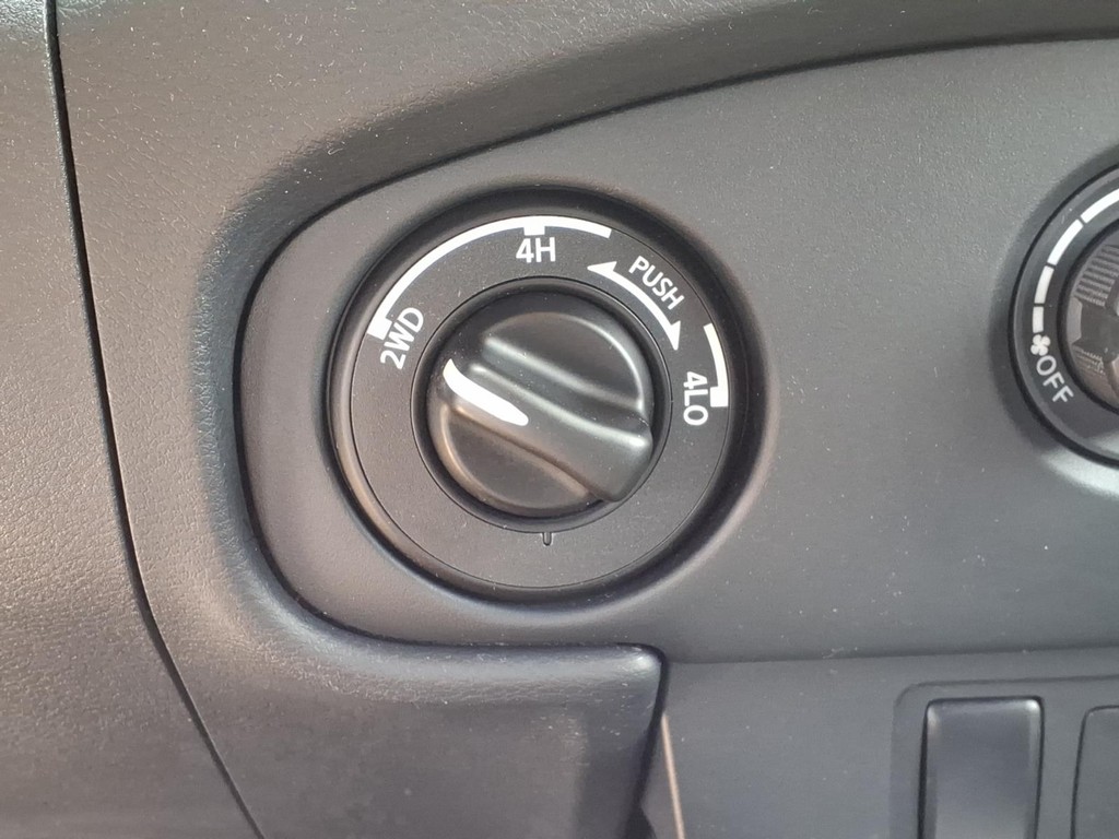 Nissan Frontier Vehicle Full-screen Gallery Image 11