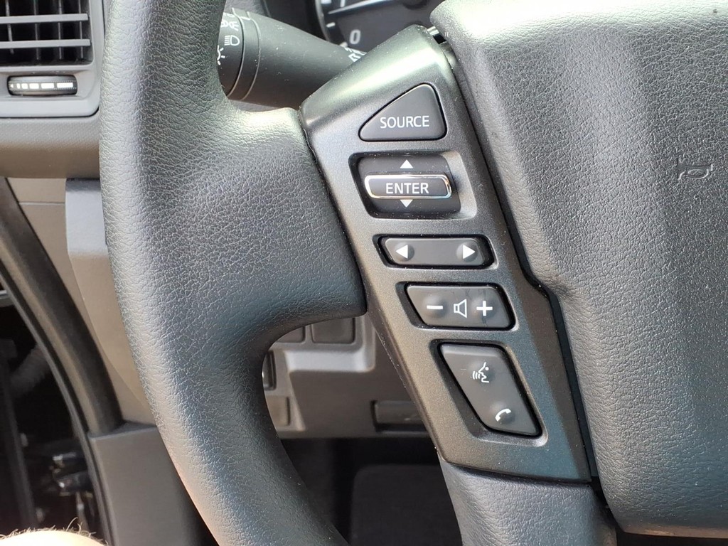 Nissan Frontier Vehicle Full-screen Gallery Image 13