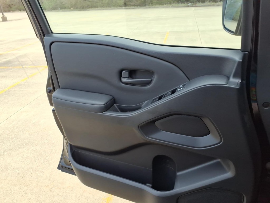 Nissan Frontier Vehicle Full-screen Gallery Image 16