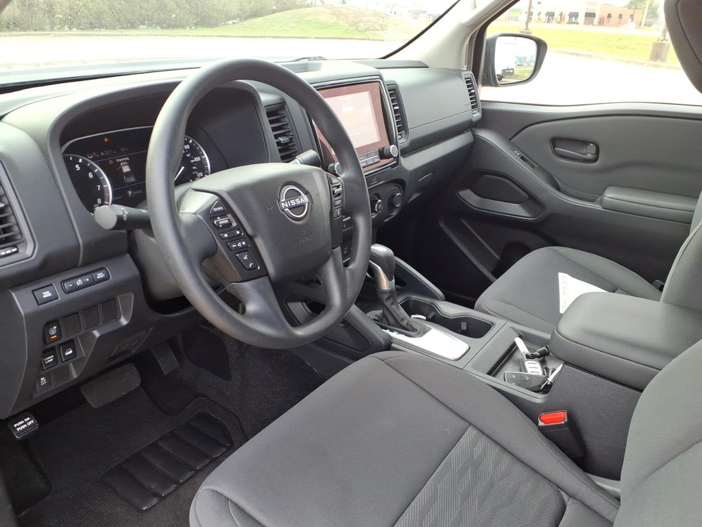 Nissan Frontier Vehicle Full-screen Gallery Image 17