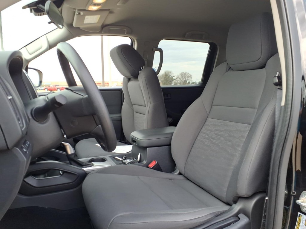 Nissan Frontier Vehicle Full-screen Gallery Image 18