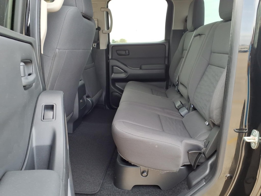 Nissan Frontier Vehicle Full-screen Gallery Image 19