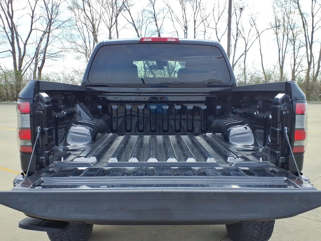 Nissan Frontier Vehicle Full-screen Gallery Image 21