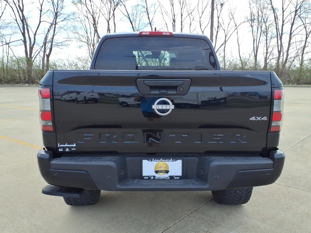 Nissan Frontier Vehicle Full-screen Gallery Image 22